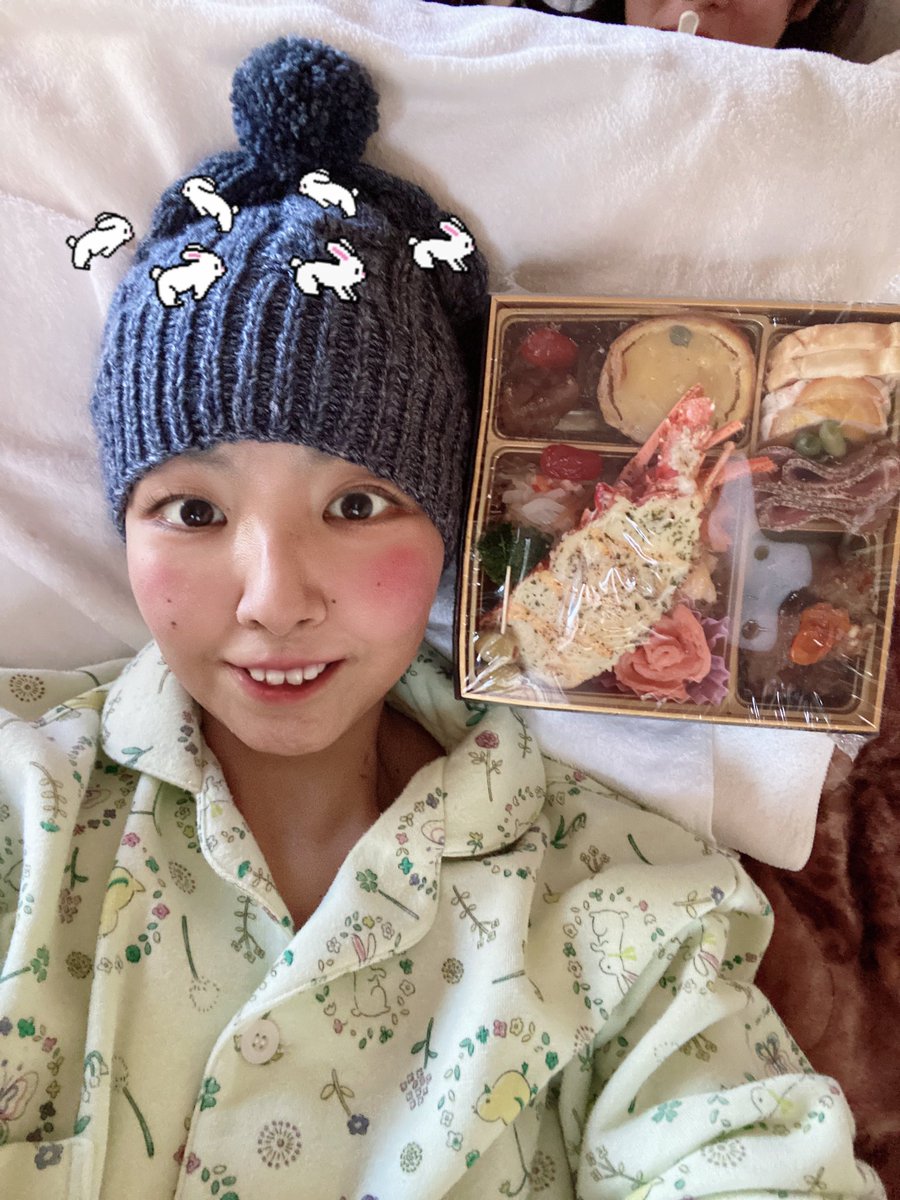 🎍あけましておめでとうございます🎍

本年も精一杯生き抜きますのでどうぞよろしくお願いします。

病院側の都合で年末に退院になったおかげで、お正月は在宅で過ごしてます🥰

嘔気があって食べられないんだけど
お取寄せのおせち料理の一部と📸　
幸せ💞
ロブスター🦞だけひとくち食べてみよかな😆
