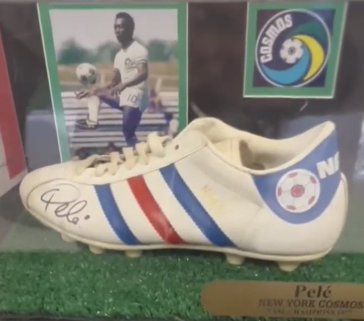 Helaas nooit een shirt kunnen bemachtigen maar dit is toch ook wel bijzonder ☺️ vooral omdat het gesigneerd is op een adidas schoen!