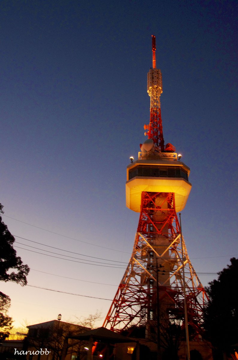夕焼けとともに輝く宇都宮タワー 全長の高さ89m 展望台の高さ30m 東京タワーのミニチュア版です。 光の輝き方も東京タワーのように美しい。 山の上にあるのために、天気が良ければ、 東京スカイツリーや富士山が見えます。