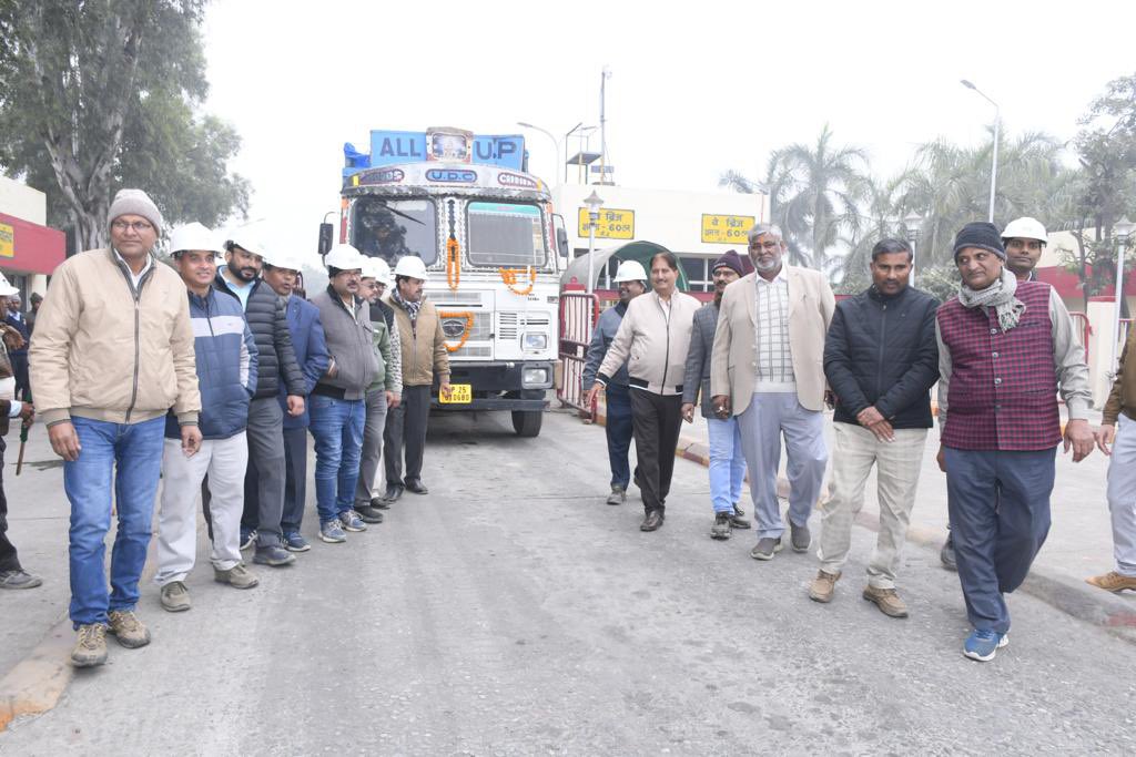 drusawasthi's tweet photo. Glad to share that #IFFCO Aonla Nano Urea Unit has dispatched it’s 1st consignment of 15000 Bottles of #NanoUrea liquid to Badaun, UP today. Unit Head Sh. @rakeshpuri123 &amp; Sh. @mkhaitaniffco along with Aonla Nano plant team flagged off the truck. @fertmin_india @mansukhmandviya https://t.co/DjOhCPAy40