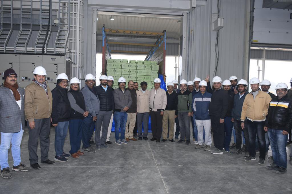 drusawasthi's tweet photo. Glad to share that #IFFCO Aonla Nano Urea Unit has dispatched it’s 1st consignment of 15000 Bottles of #NanoUrea liquid to Badaun, UP today. Unit Head Sh. @rakeshpuri123 &amp; Sh. @mkhaitaniffco along with Aonla Nano plant team flagged off the truck. @fertmin_india @mansukhmandviya https://t.co/DjOhCPAy40
