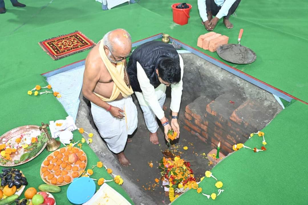 KhelaHobe2024's tweet photo. Nat'l GS Shri Abhishek Banerjee performed Bhumi Puja at the new Trinamool Bhavan. 

Wishing for the well-being of all, he prayed for strength &amp; courage to overcome all obstacles &amp; build a glorious future for Bengal.
@abhishekaitc 
#25YearsofAITC
#KhelaHobe https://t.co/7n7XUYvoUZ
