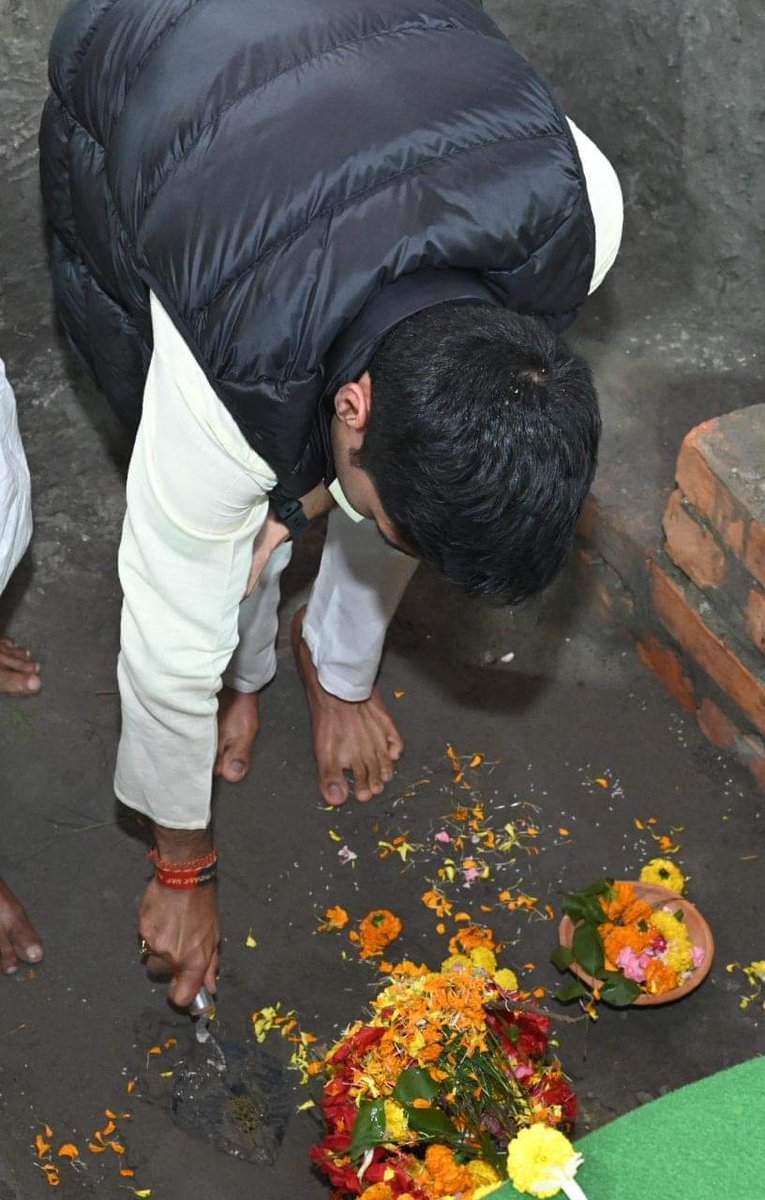 KhelaHobe2024's tweet photo. Nat'l GS Shri Abhishek Banerjee performed Bhumi Puja at the new Trinamool Bhavan. 

Wishing for the well-being of all, he prayed for strength &amp; courage to overcome all obstacles &amp; build a glorious future for Bengal.
@abhishekaitc 
#25YearsofAITC
#KhelaHobe https://t.co/7n7XUYvoUZ