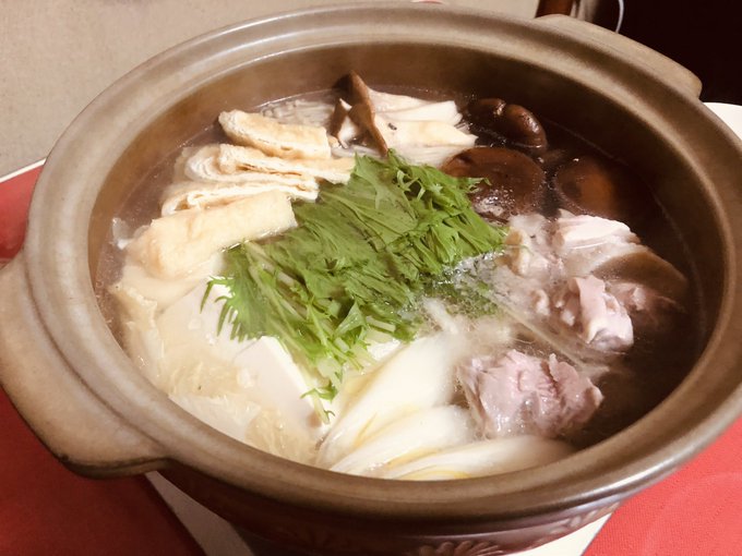 鰤しゃぶが食いたくて仕事終わりにスーパー行ったけれど鰤がなかった。
なのでちょい良い鶏と高いポン酢買って水炊き🤤
疲れた体に温かい鍋が染み渡ります🫕 