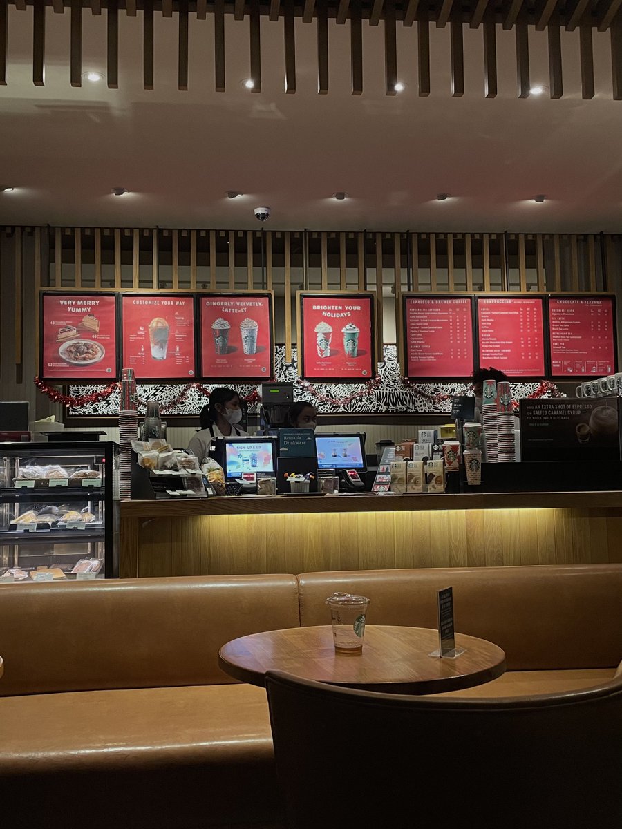 nocturnalcutie's tweet photo. guide to starbucks 101 ☕️

kalau ke starbucks cara pesennya gimana? range harganya berapa? menunya apa aja? menu apa yg recommend? gimana caranya biar lebih murah? 

mumpung gabut, aku mau bahas semua di thread ini🤎
#dindinchomp https://t.co/QntSLetVX0