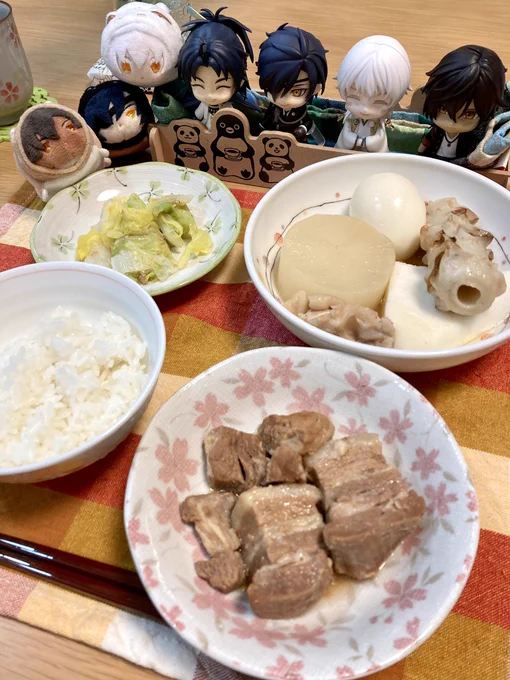 お正月といえばなお料理は作るの大変だし量の調節が難しいので、自分が好きなものを食べることにしています という食卓です(一枚目は早朝の初詣でキンキンに冷えた身体をあっためるための恒例行事ローソン) 