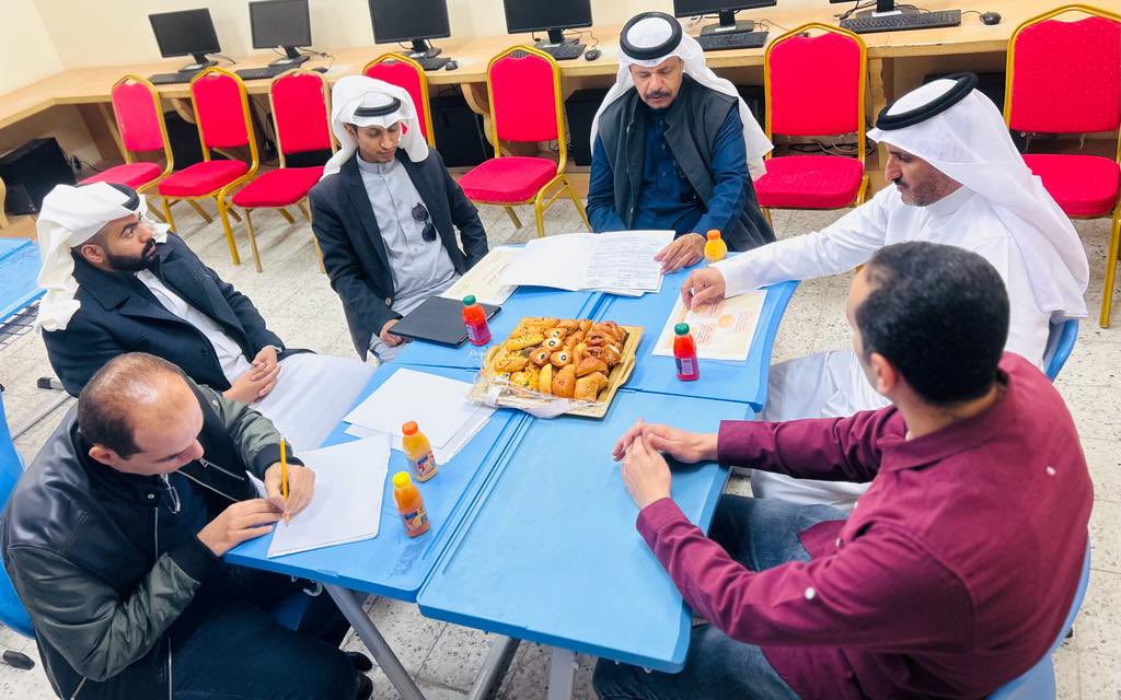 ضمن برامج قسم العلوم بإدارة تعليم نجران
🔸️نُفذ درس نموذجي بثانوية مستقبل نجران وذلك  
🔹️بإشراف
مشرف العلوم :أ. هادي علي بني هميم 
بحضور مجموعة من معلمي مدارس نجران
🔸️نفذ الدرس الأستاذ :- 
 أ. رامي فاروق الغندور

#مدارس_مستقبل_نجران
#وزارة_التعليم #تعليم_نجران