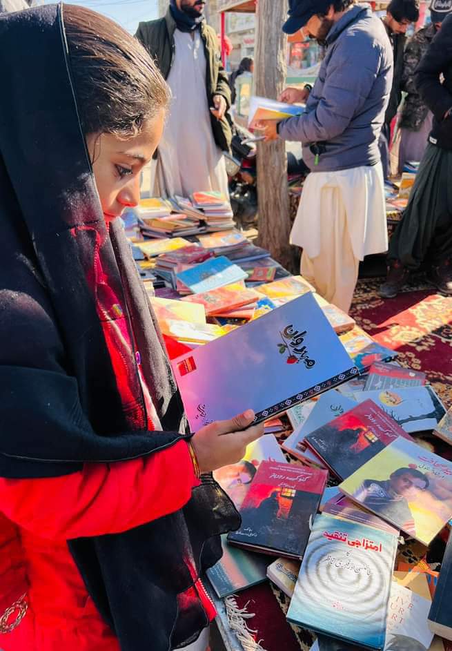 کوئٹہ میں سریاب روڈ کے منیر جان چوک پر بیچ چوراہے ہر سال یکم جنوری کو کچھ نوجوان بک اسٹال لگاتے ہیں، سستی کتابیں بیچتے ہیں۔ 

اس ایونٹ کو اب پانچ سال ہو گئے۔

ہیپی نیو ایئر اپنا اپنا 🌹
ایسا دیس ہمارا ❣️