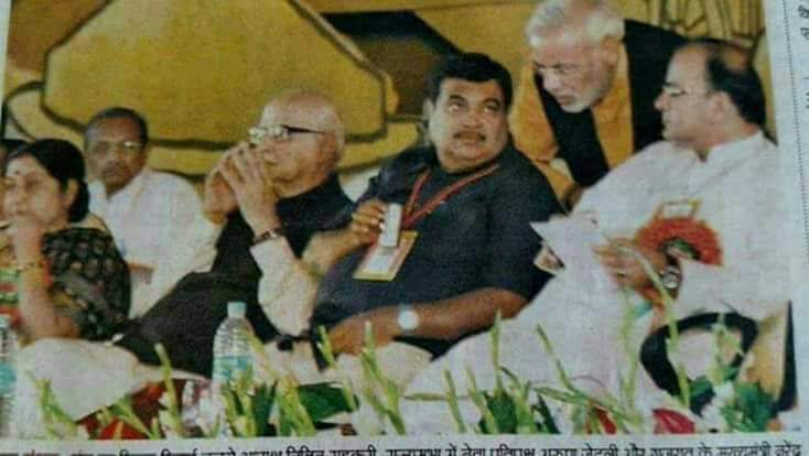 घटा घटा चे रूप आगळे
प्रत्येकाचे दैव वेगळे
मुखी कुणाच्या पडते लोणी 
कुणा मुखी अंगार
दहा वर्षे झाली या फोटोला आताची स्थिती काय आहे हे तुम्ही बघत आहातच.

<a href="/nitin_gadkari/">Nitin Gadkari</a> 
<a href="/narendramodi/">Narendra Modi</a>