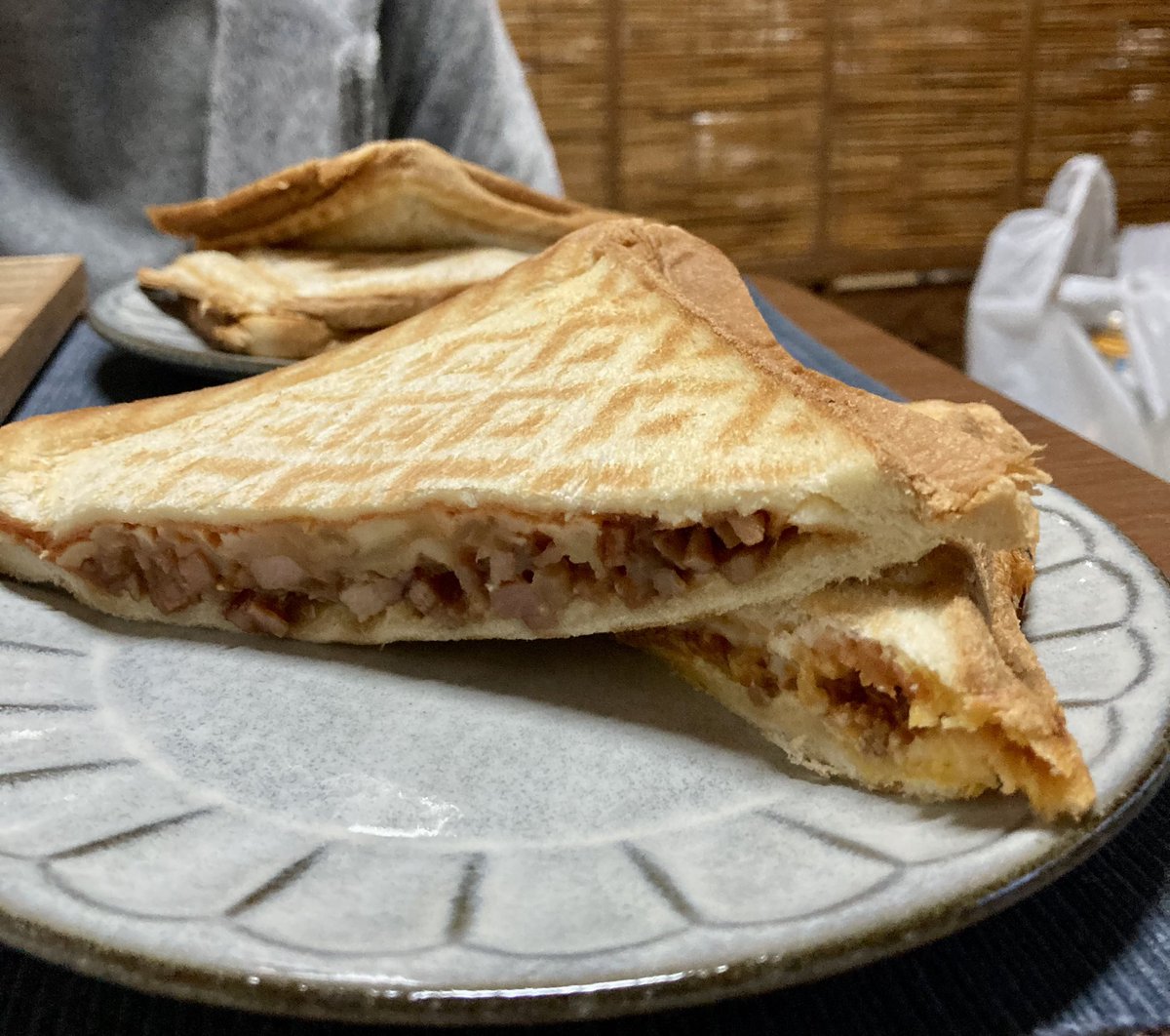 takeuma000's tweet image. ホットサンドもめちゃくちゃ美味い！
ベーコンジャムもミートソースもどちらも味がしっかりしてるというか、マジで美味い。
#W3D