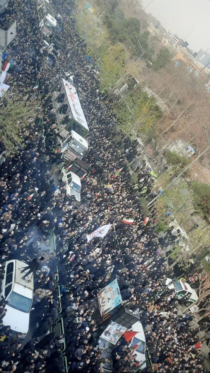 خانم #ترانه_علیدوستی امیدوارم درزندان بتونید برای یک بارم که شده اخبار و ازمنابعِ درست پیگیری کنید وببینید مردمی که شمابه بهانه ی آزادیِ اون هاحجاب ازسر برداشتید وقانونِ این مملکت و زیرپا گذاشتیدحتی یک نفرشونم برای آزادیِ شما تجمع ترتیب ندادن اما...۱/