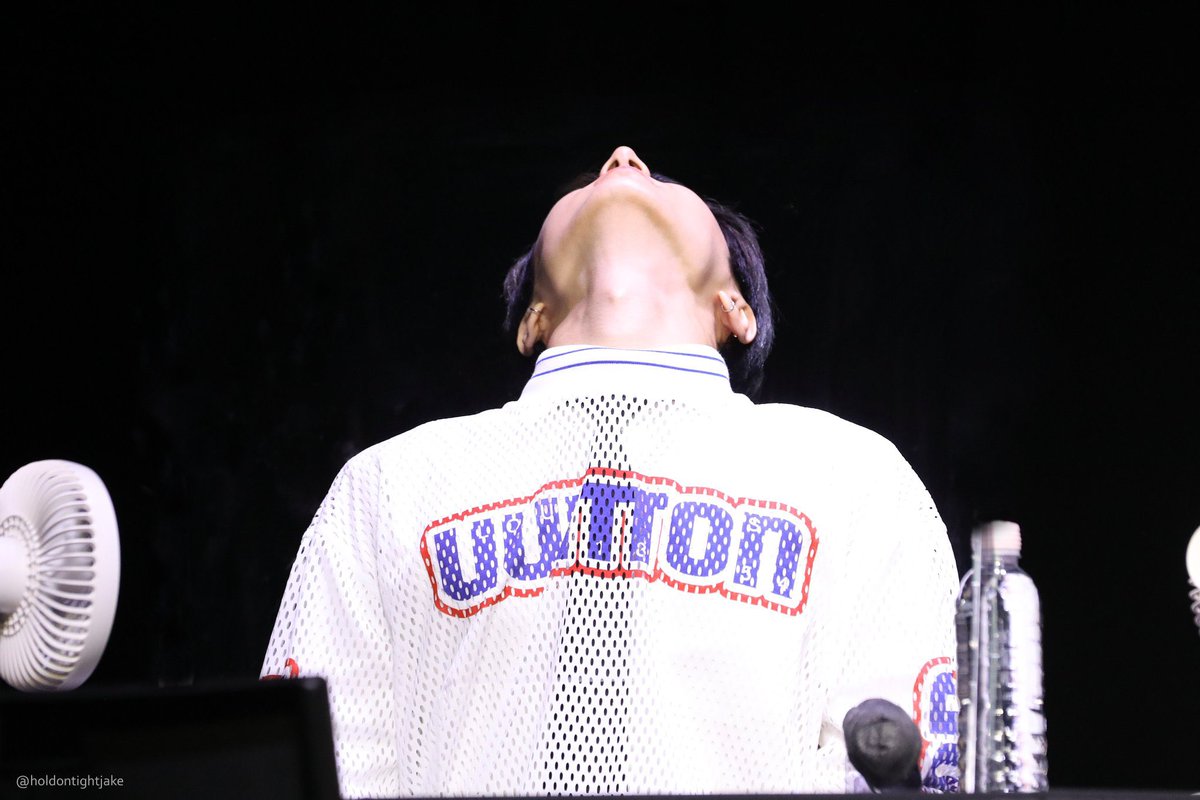 nocontextpjs's tweet photo. jjongcat stretching https://t.co/S5GdIRcJRd