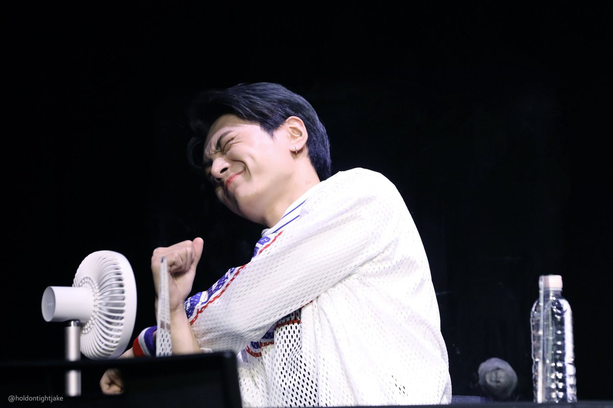 nocontextpjs's tweet photo. jjongcat stretching https://t.co/S5GdIRcJRd