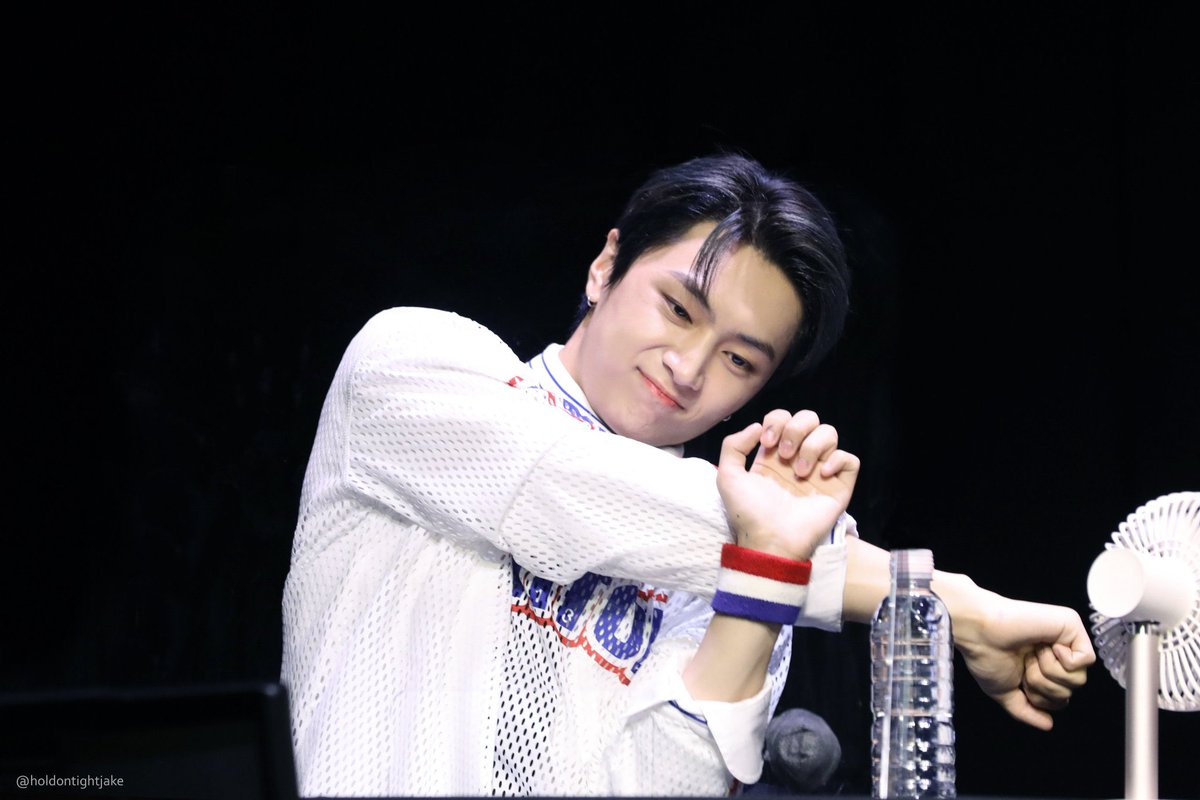 nocontextpjs's tweet photo. jjongcat stretching https://t.co/S5GdIRcJRd