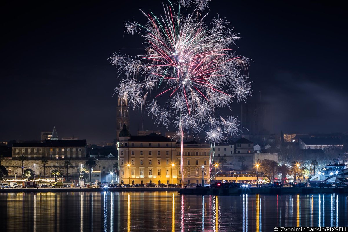 PIXSELL's tweet photo. Vatromet za doček Nove 2023. godine u Splitu
https://t.co/7u9kPCmUKw
📸Zvonimir Barišin/PIXSELL
#HappyNewYear2023 #HappyNewYear #Happy2023 #Croatia #split #caosvima #sretnanova #nova2023 #vatromet #fireworks https://t.co/IR54cP36op