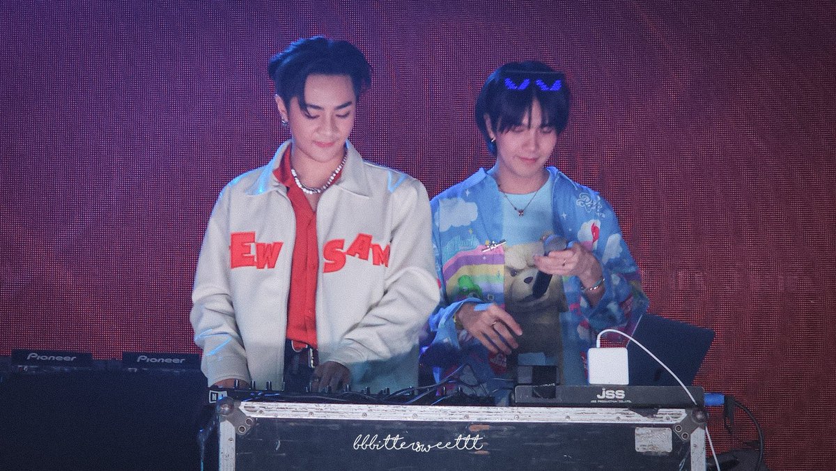 builduniverse_'s tweet photo. #BuildTa 🥰🫶

—— #BeOnCloudNewYearParty 
꒰ #BuildJakapan #ไบเบิ้ลบิว ꒱ https://t.co/ckVo18JBl3
