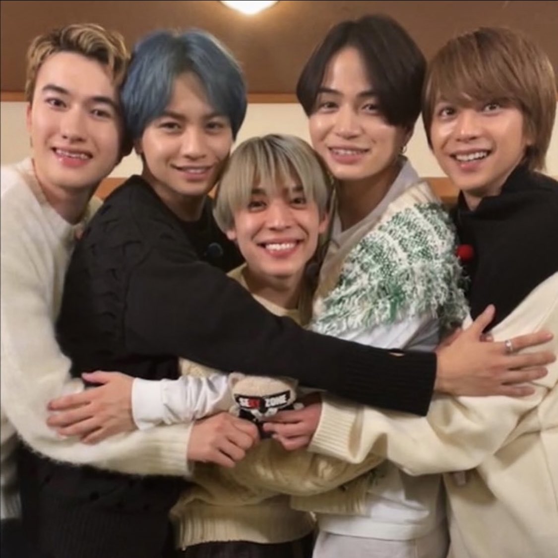 rrrosesz5's tweet photo. セクゾのインライ見ててずっと思ってたけど、5人全員の顔面が整い過ぎてて左右反転していることにセクベアを見てから初めて気づく。反転しても顔に違和感がほぼない。素晴らしい美の集結。 https://t.co/7PdX97D5J4