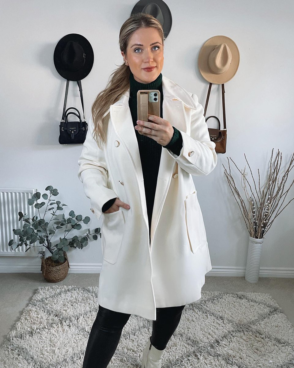 Dorothy_Perkins's tweet photo. Stepping into the New Year dressed head to toe in DP π€©β¨
https://t.co/LRVOGONrs2 π β¨
πΈ @chelsea.ambera
#DPLoves #dorothyperkins #influencerstyle #ootd https://t.co/WK8YD2HMRk