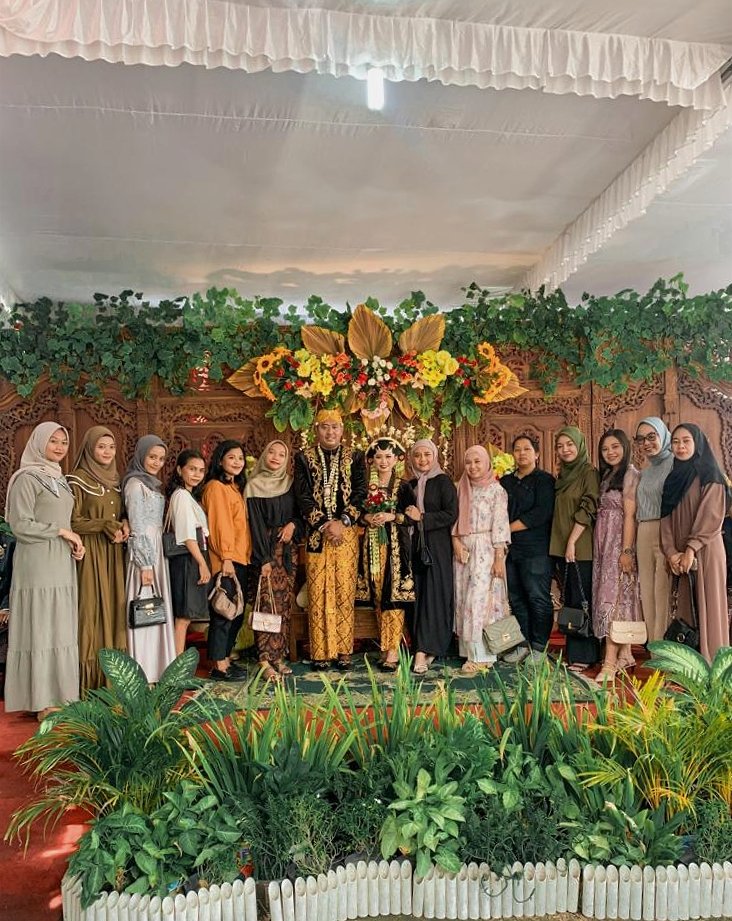 brdcstone's tweet photo. Selamat menempuh hidup baru @OktariaNandaOS dan suami, semoga sakinah mawaddah warahmah. Aamiin!💗 https://t.co/WlauECAI6h