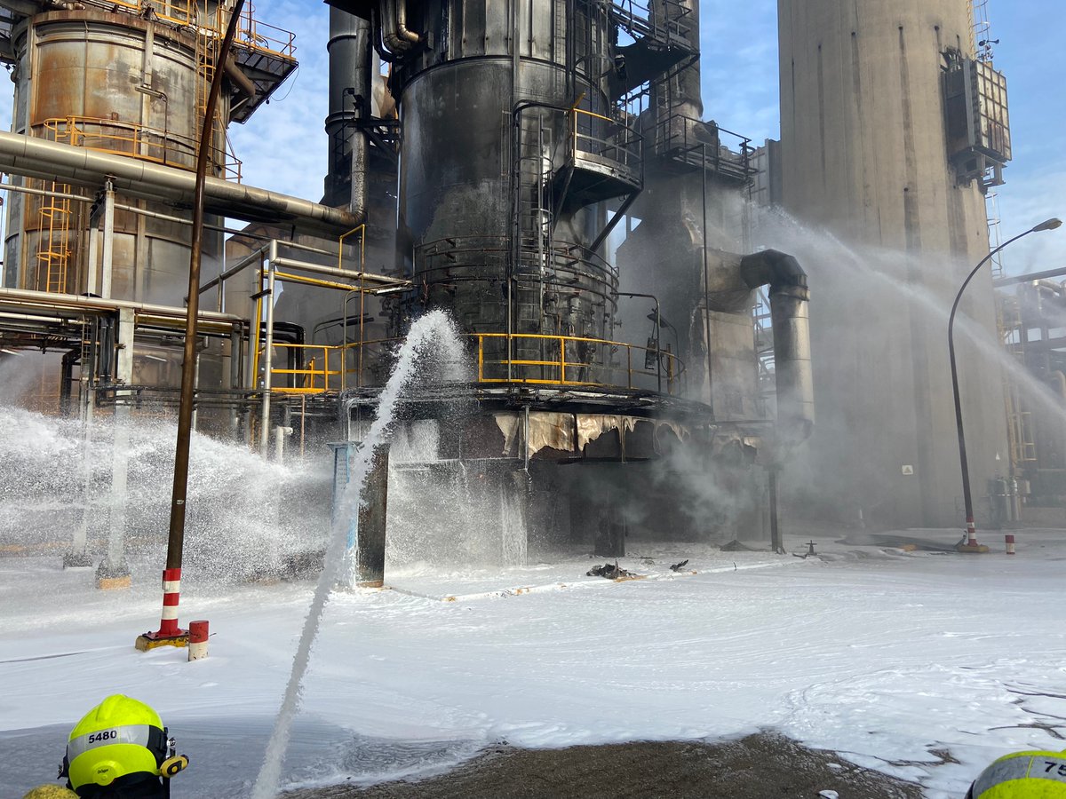 BomberosCbpc's tweet photo. Arde una gran cantidad de aceite y sale por la chimenea, por lo que se produce también una gran cantidad de humo por el aceite quemado. Ya está estabilizado pero aún no está totalmente extinguido. https://t.co/r4HXn9HFym
