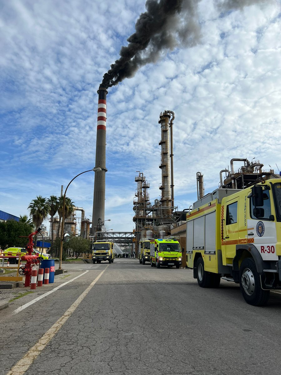 BomberosCbpc's tweet photo. Arde una gran cantidad de aceite y sale por la chimenea, por lo que se produce también una gran cantidad de humo por el aceite quemado. Ya está estabilizado pero aún no está totalmente extinguido. https://t.co/r4HXn9HFym