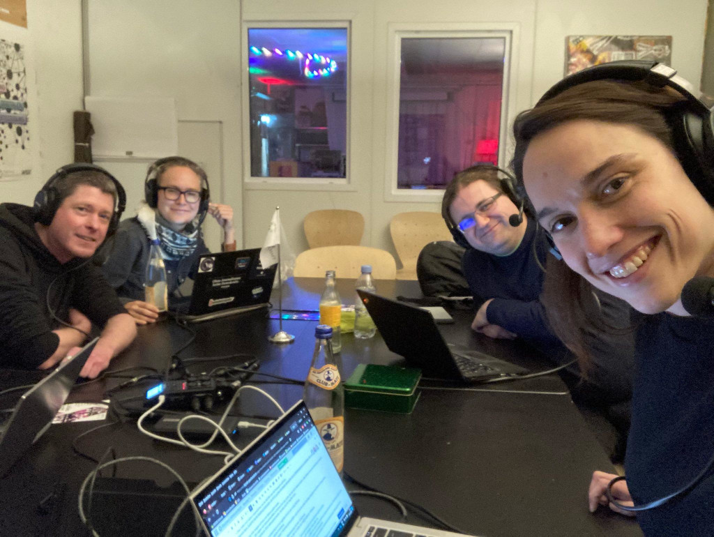 digiges_ch's tweet photo. 🎙️ In der 19. Folge vom #Netzpodcast sprechen wir in einem netzpolitischen #Potpourri über die Themen, die uns 2022 beschäftigt haben:

• Datenunsicherheit
• Plattformregulierung
• E-Voting
• Swiss Cloud
• Überwachung
• NFT und Web3

https://t.co/4TKhdyPI9j https://t.co/FhFMW2NIuC