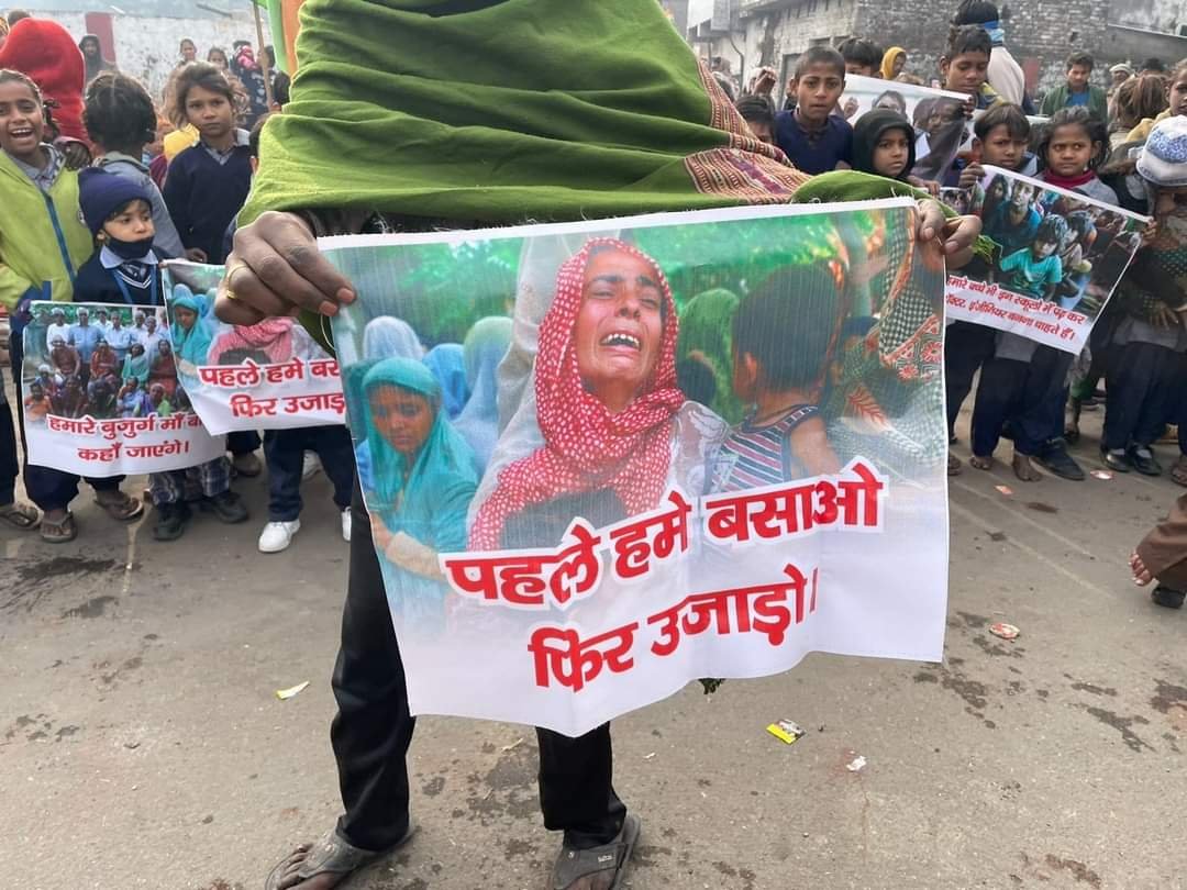 WasimAkramTyagi's tweet photo. उत्तराखंड के #Haldwani में हज़ारों लोग बेघर होने जा रहे हैं। रेलवे अतिक्रमण के नाम पर इन असहाय लोगों के घरों पर बुल्डोज़र चलाने जा रहा है। रोटी कपड़ा मकान ये इंसान की मूलभूत जरूरत हैं, इसकी ज़िम्मेदारी सरकार की होती है। लेकिन सरकार तो उजाड़ने पर आमादा है। #StopBulldozerCulture https://t.co/CCpdbcXtnq
