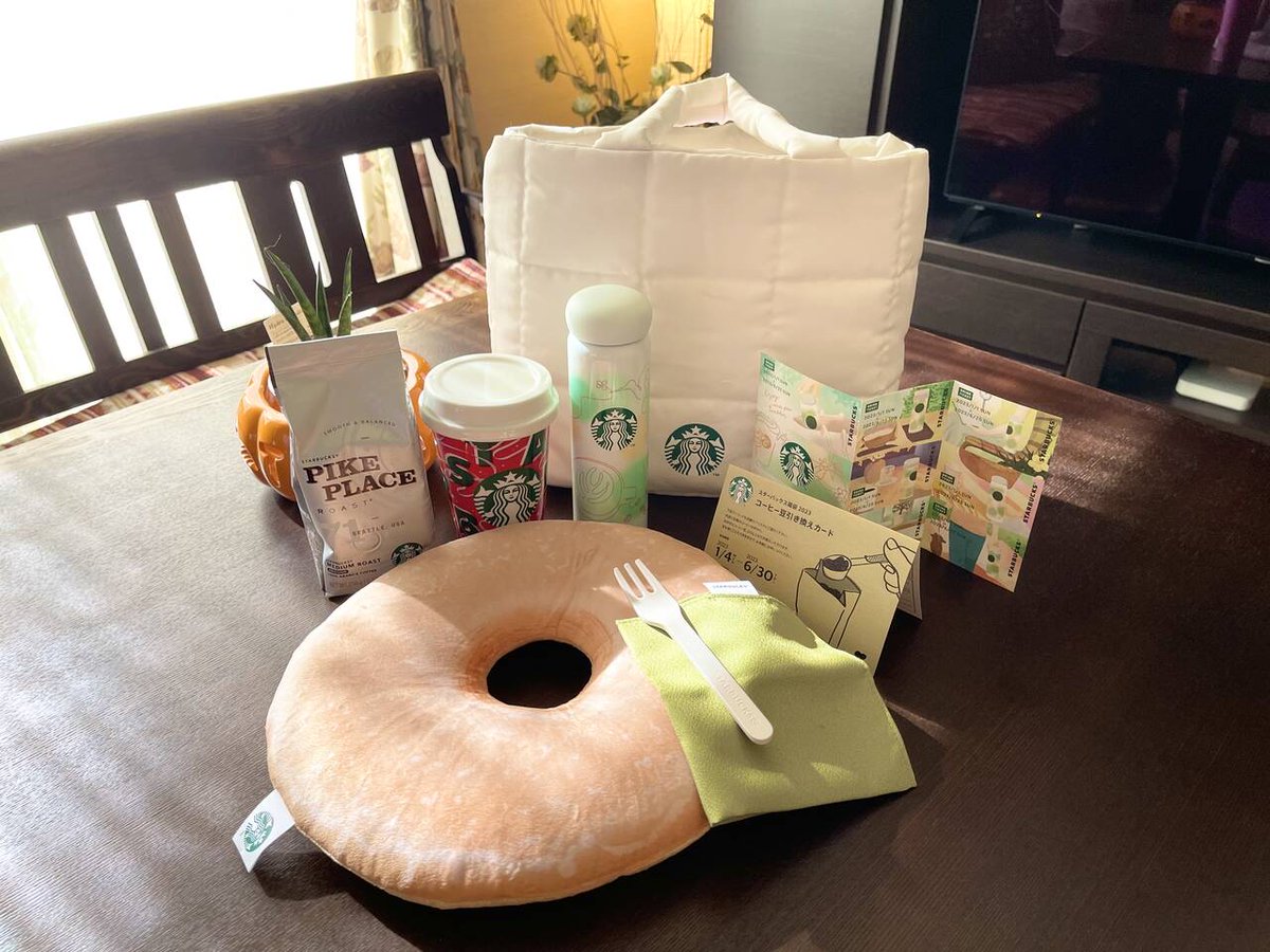 withclass_jp's tweet photo. \2023福袋🛍速報レポート‼️/
今年もwithでは福袋の速報記事が続々と公開されています‼️全国の #withLab メンバーによる解説をぜひ読んでみてくださいね🤍
#スタバ福袋 👇
https://t.co/GvlLIcYGPp
DEAN & DELUCA福袋👇
https://t.co/ZE9PKJRCbw
カルディ福袋
https://t.co/LdPV1GxDua https://t.co/xFwrZzuizI
