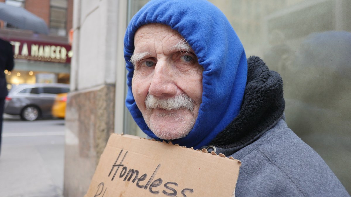 invisiblepeople's tweet photo. This is Charlie's 1st day homeless. Charlie had an apartment on Staten Island, but he lost everything in a fire. The night before Charlie slept in an abandoned building. https://t.co/xtKxfHmrTl https://t.co/s9mDl8kwxf