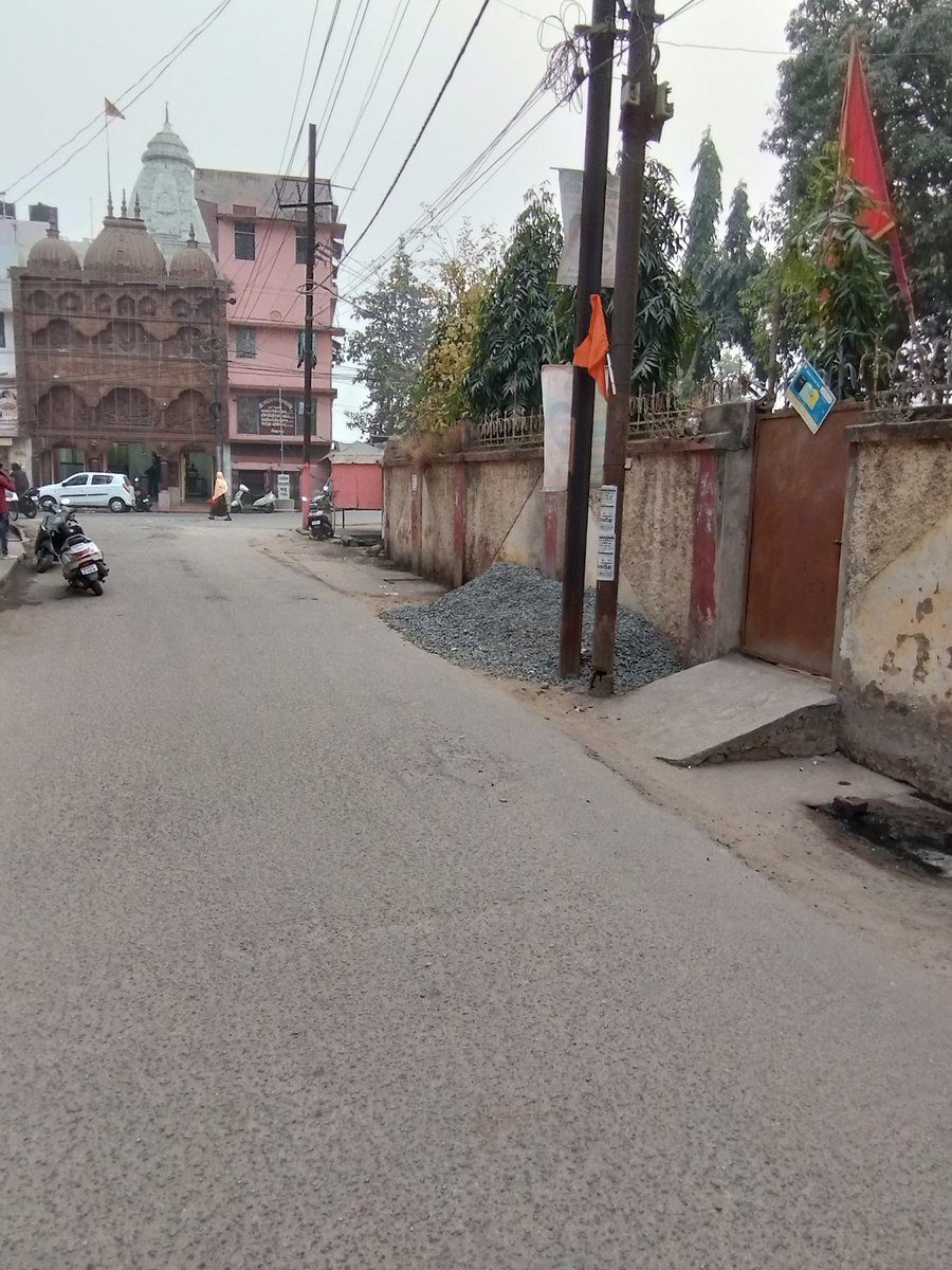UtkarshSarawgi's tweet photo. @md_jbvnl  electric pole might get collapsed beside side gate of seva sadan. https://t.co/oyFkvv76ye