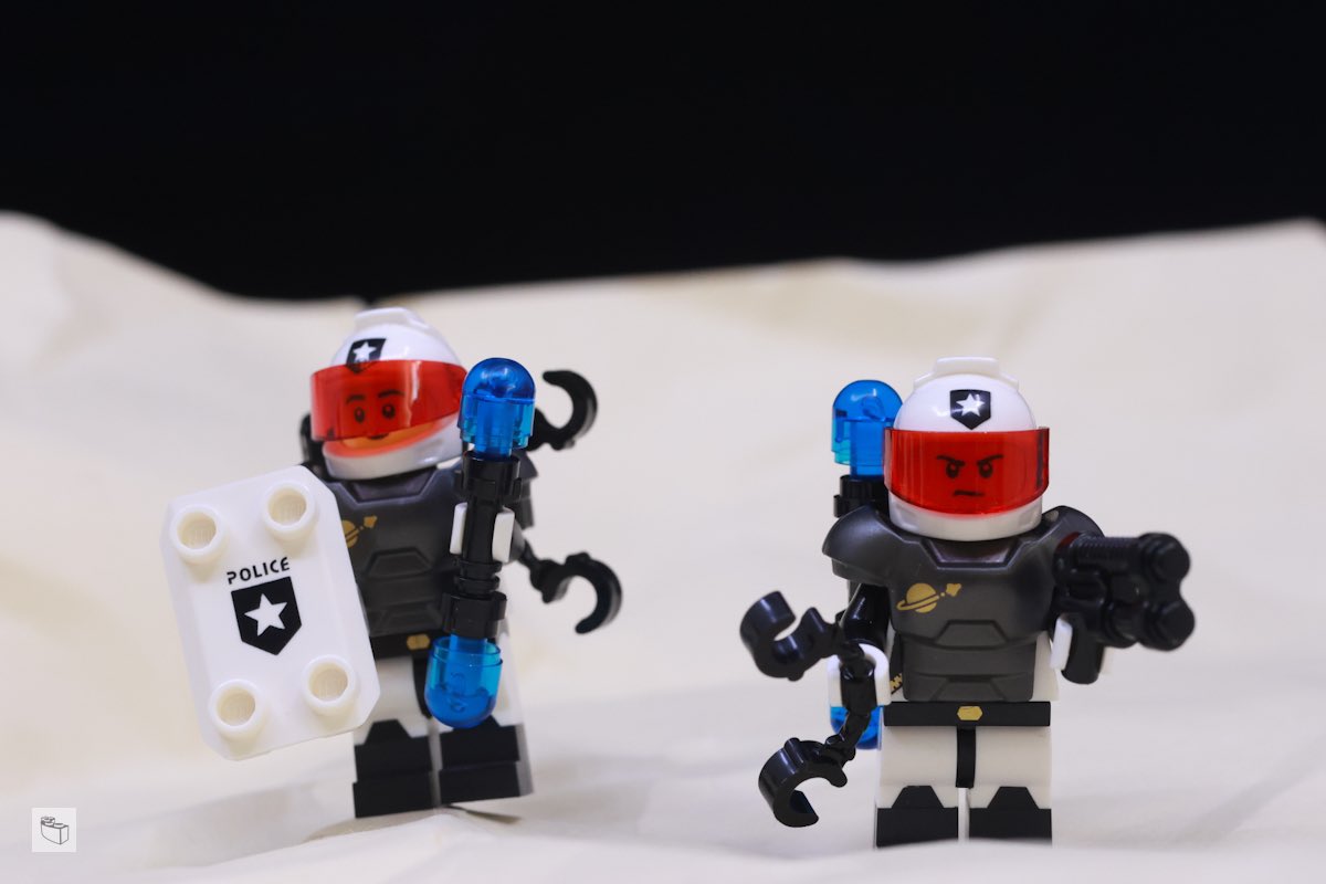 ramblingbrick's tweet image. 1/5 Keep you eyes open, officer. Our target is devious: look out for any unusual activity…
#LEGOspace #blacktron #spacepolice #shortstory #photostory