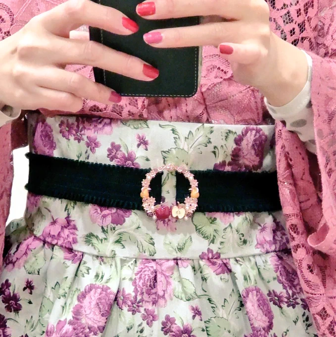 あ、BLACK～は、良く似た別人たちによるデジタル抜きのコピーバンド…という設定です友達が年末いつも着物のモダンコーデで来るので、31日は自分も真似してみました。最近お気に入りの さんのレース着物と帯、 さんの半襟、帯留めの代わりにアクシーズのゴムベルト 