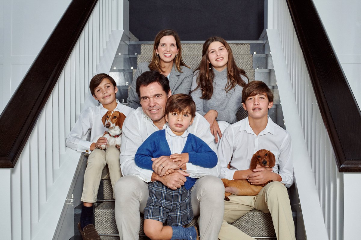 louisducdanjou's tweet photo. En ce premier jour de l'année, la Princesse Marie-Marguerite et moi, vous souhaitons une bonne année 2023,
Ayons l'espérance au coeur et la volonté d'être les serviteurs du bien pour une société plus juste et pour une France unie. https://t.co/RuejsqK3vi