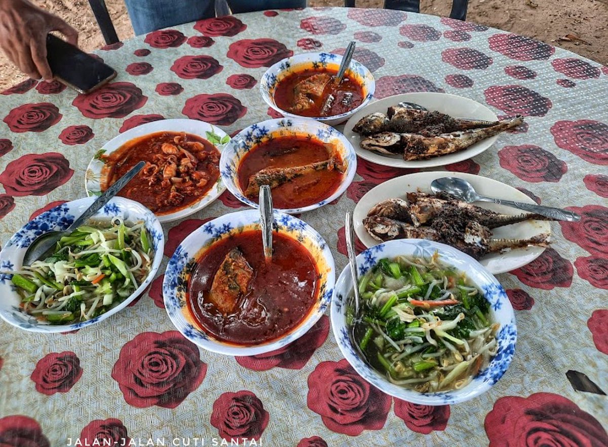 MalaysianFoods's tweet photo. Tempat makan makanan berlauk asli negeri Melaka dan pelbagai Ikan bakar tepi Pantai dkt Melaka!

Hanya terletak di Melaka kira-kira 1 minit 45 sahaja perjalanan dari Bandaraya Kuala Lumpur/ Selangor utk menikmati makanan  sambil tengok sunset🌅 . 

📍Warung Mak Izah Corner Melaka https://t.co/VUOC2nvr6f