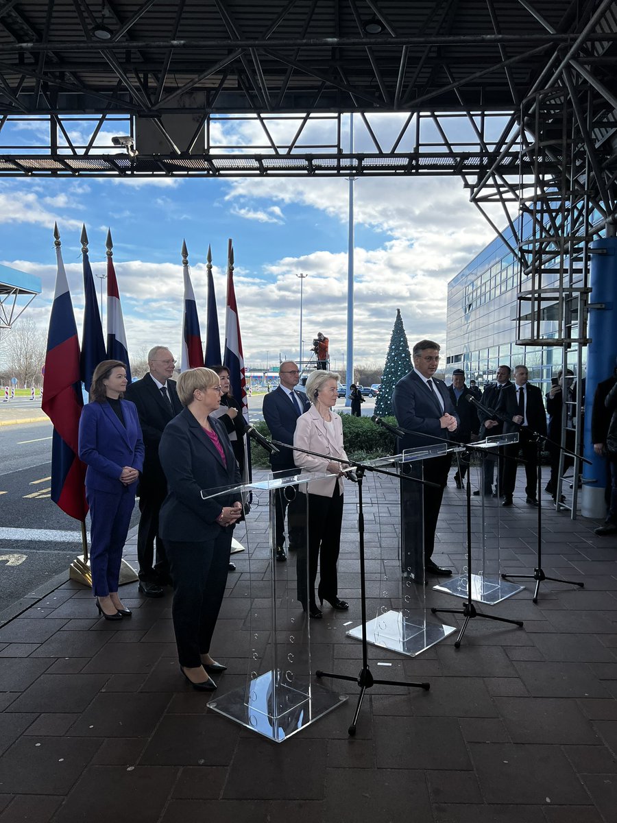 Day for the history books for 🇭🇷 and 🇪🇺! #Schengen and #Euro