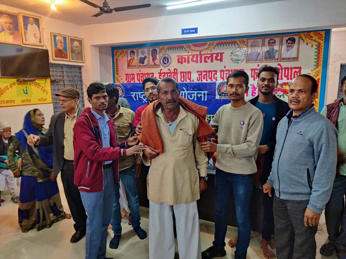 NSSCELLHAMIDIA's tweet photo. *सामाजिक सरोकार के साथ नववर्ष का स्वागत*
*नवाचार से नववर्ष शुरुवात*
प्रतिवर्ष की भांति, इस वर्ष भी शास.हमीदिया महाविद्यालय की राष्ट्रीय सेवा योजना इकाई द्वारा #नववर्ष2023 पर ग्राम पंचायत इंटखेड़ी छाप में कंबल वितरण कर नूतनवर्ष मनाया गया। @YASMinistry
@NSSCELLGOVMP @nssrdB https://t.co/4b5DDxvm0n