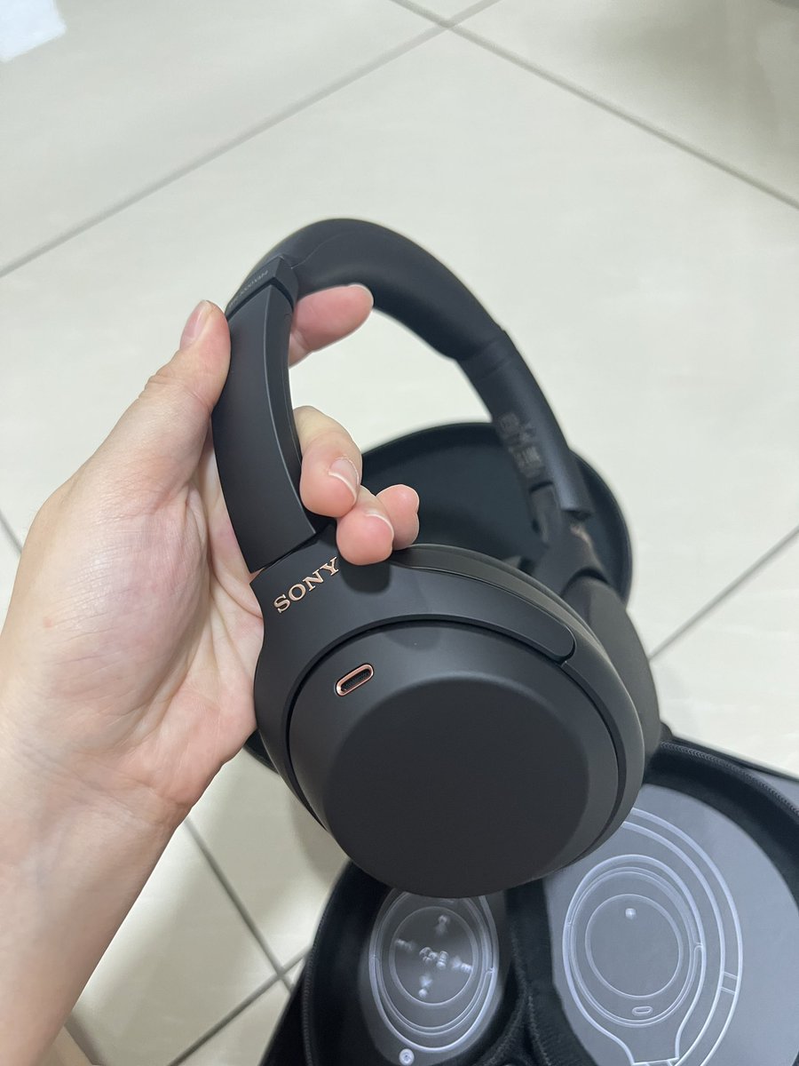 najihahshahrel's tweet photo. The best headphones ever!! 

I got one for my boyfriend lepastu I beli for myself pula cause ITS SO GOOD 😭👍🏻

IMO, Sony XM4 is better than Airpods Max. 

Pricing, design, sound semua better. 

WORTH IT!! THE BEST INVESTMENT EVER https://t.co/UPkllbPpij