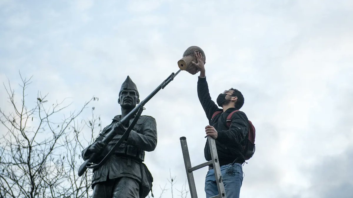 ymouled's tweet photo. 1. Legionarios españoles con cabezas cortadas de rifeños en 1922.

2. Un rifeño en 2023. https://t.co/IJUvjmFSrr