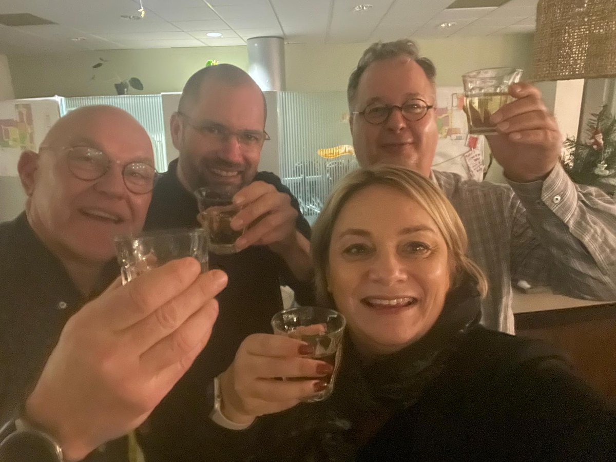 Dank aan de diverse diensten en onze inwoners bij de buurtactiviteiten voor hun grote inzet en betrokkenheid om de jaarwisseling feestelijk/veilig te laten verlopen! Om 00.00u met <a href="/HanWeber/">Han Weber</a> <a href="/SuzanneKloren/">Suzanne Klören</a> <a href="/hanshoutman/">Hans Houtman</a> kort het nieuwe jaar ingeluid op de noodopvang #bestewensen 🎆