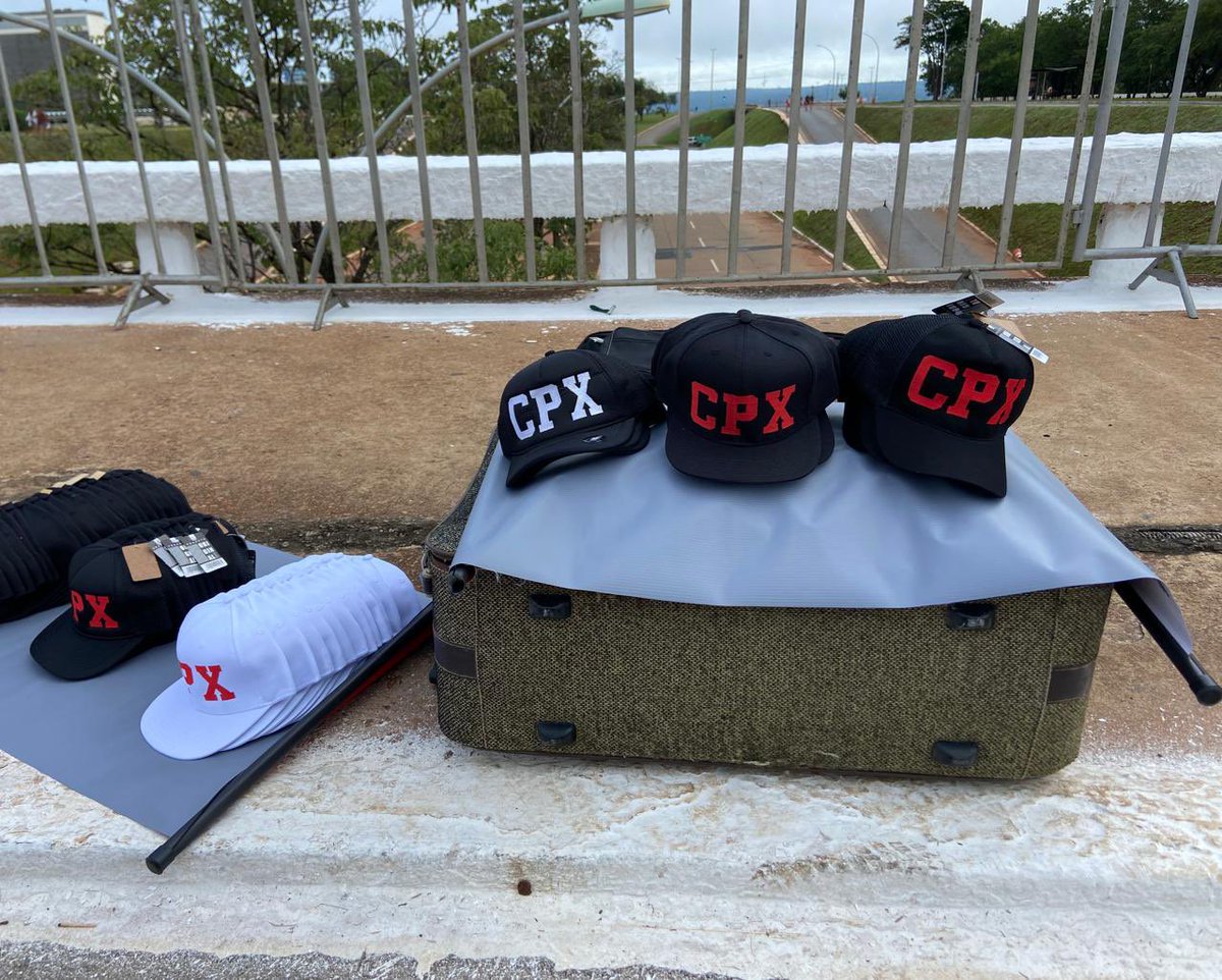 🚨GRAVE: Acabei de receber ligação do pessoal que veio do Rio vender bonés do CPX aqui na #PosseDoLula e foram barrados por policiais na hora da revista, o motivo? A <a href="/pmdfoficial/">Polícia Militar do Distrito Federal</a> diz que sigla de Complexo é de um facção criminosa, reproduzindo então a fake news 😧