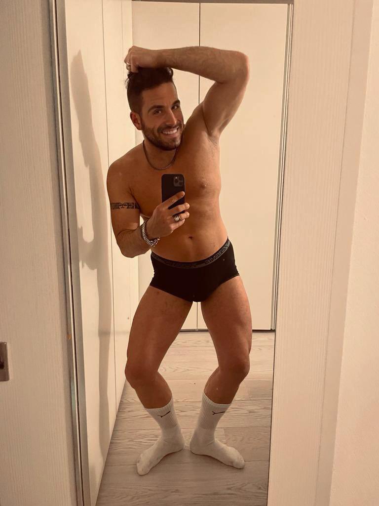 danefullstop's tweet image. Cit:“Voglio baciarti dappertutto”😏