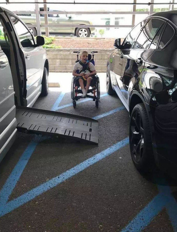 ¡Venga! A ver si con el nuevo año,lo ve mucha gente y nos concienciamos de una vez. Una foto clarificadora. Una imagen definitiva. Este es el gran motivo por el que no se puede pisar la línea azul en este tipo de aparcamientos.