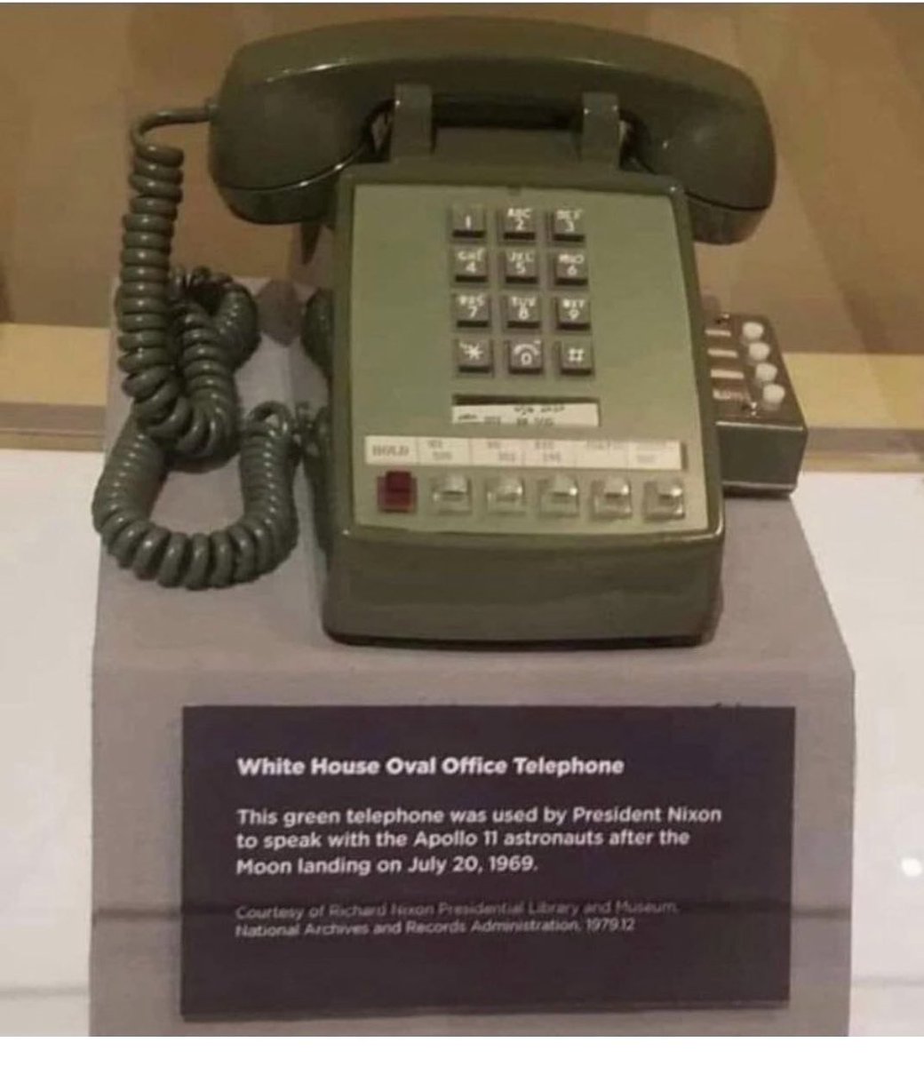 Reed1307's tweet photo. They rang into the moon with this phone 🙃 #EyesUp https://t.co/N7NNBAV2Gr