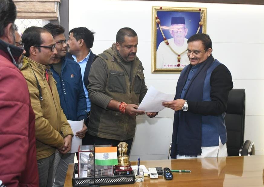 Teenbattinews1's tweet photo. संविदा स्वास्थ कर्मचारियों की मांगो पर सरकार का सकारात्मक निर्णय होगा : मंत्री भूपेंद्र सिंह

https://t.co/VF20KOSS9D

@bhupendrasingho 
@NHMUnionMP https://t.co/dnQqEYG2w0