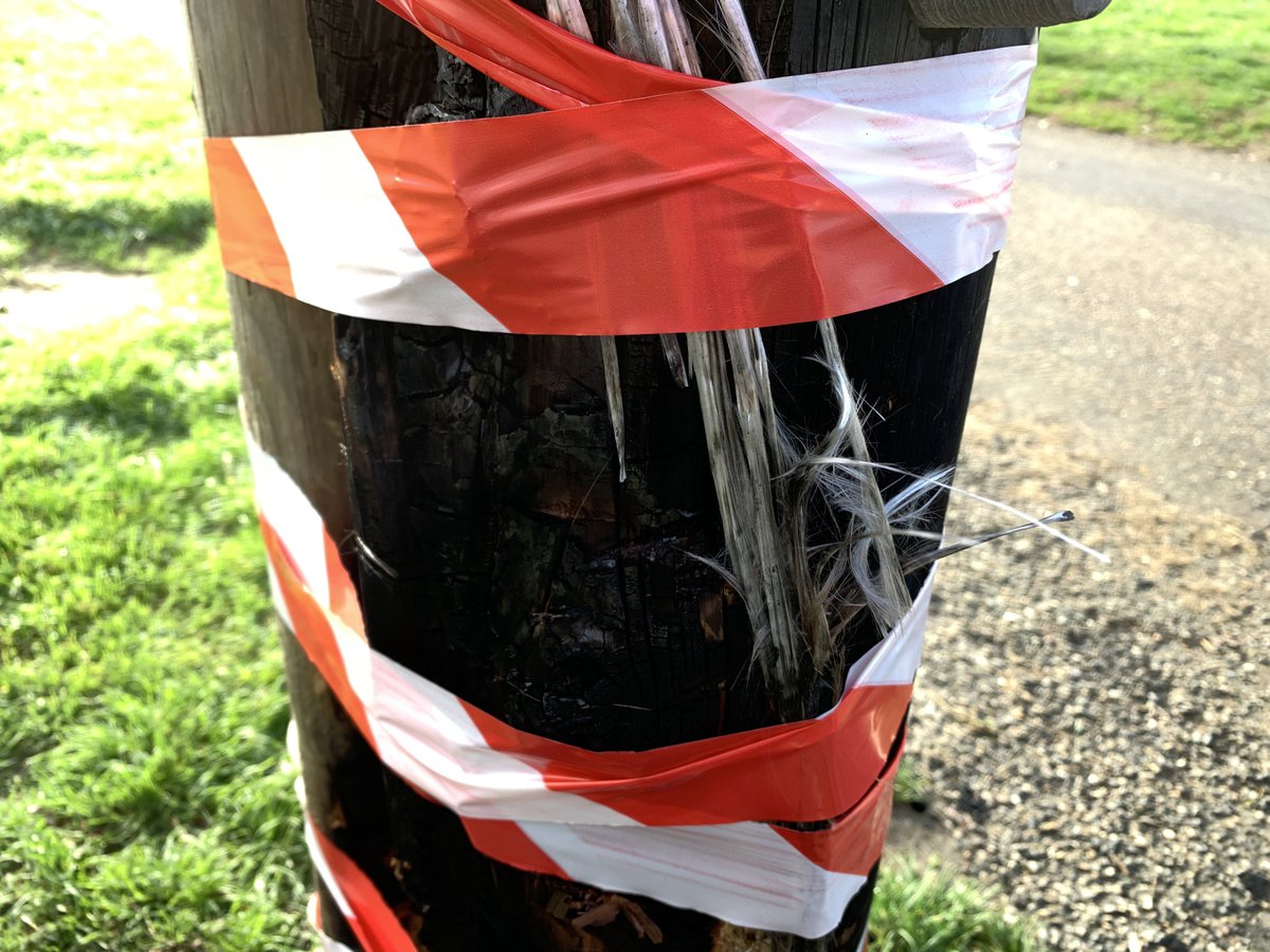 Keu20Figuier's tweet photo. #TarnEtGaronne - Allumer un feu d’artifice pour fêter la nouvelle année : ok ! Mais placer les artifices sur un poteau de télécommunications et priver les abonnés d’#Internet à #VerdunSurGaronne, #Dieupentale, #Savenes (liste non exhaustive), c’est non 🚫. https://t.co/YA8Mua8fuY