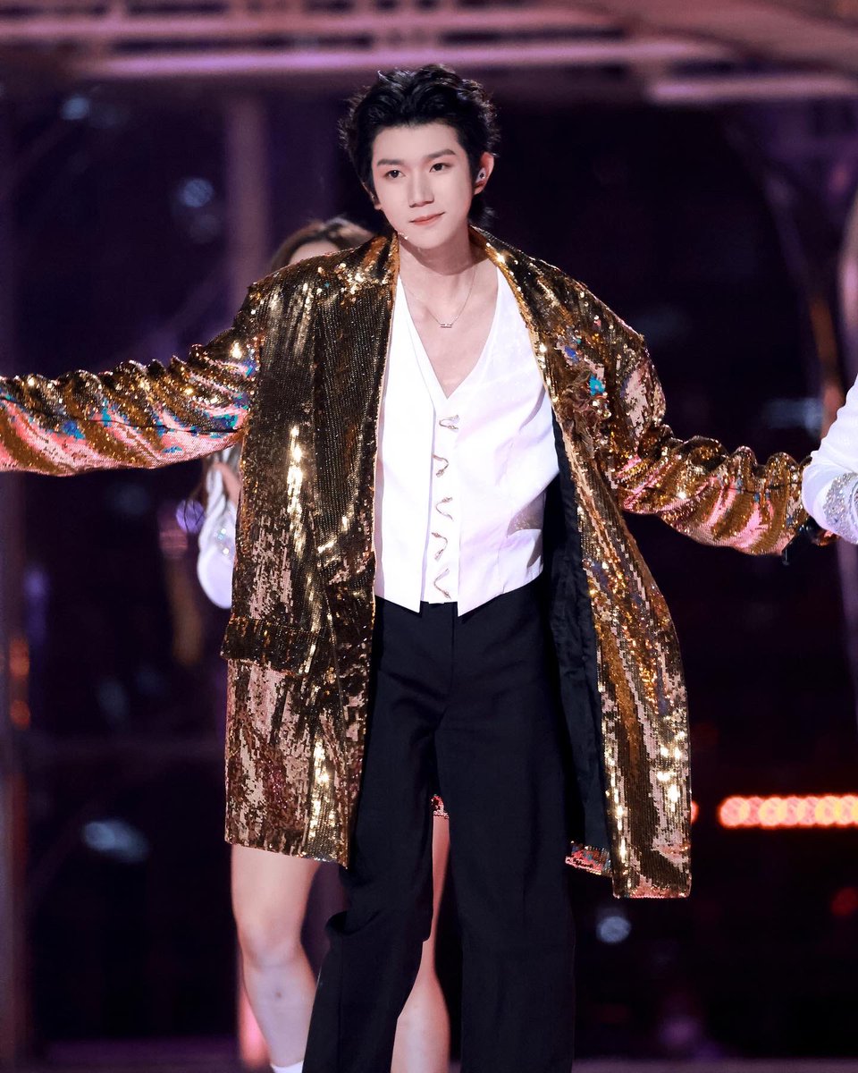 Vicky__Gq's tweet photo. 小水晶～ #roywang #wangyuan
#RoyWangBerkleeFreshman #王源roy #wangyuanroy #tfboys王源 #tfboysroy #singer #singersongwriter #songwriter #actor #idol #mc #star #youth #ambassador #influencer  #love #picoftheday #amazing #tfboys #ゆぇんたん#왕원 https://t.co/ctHJfQJMer