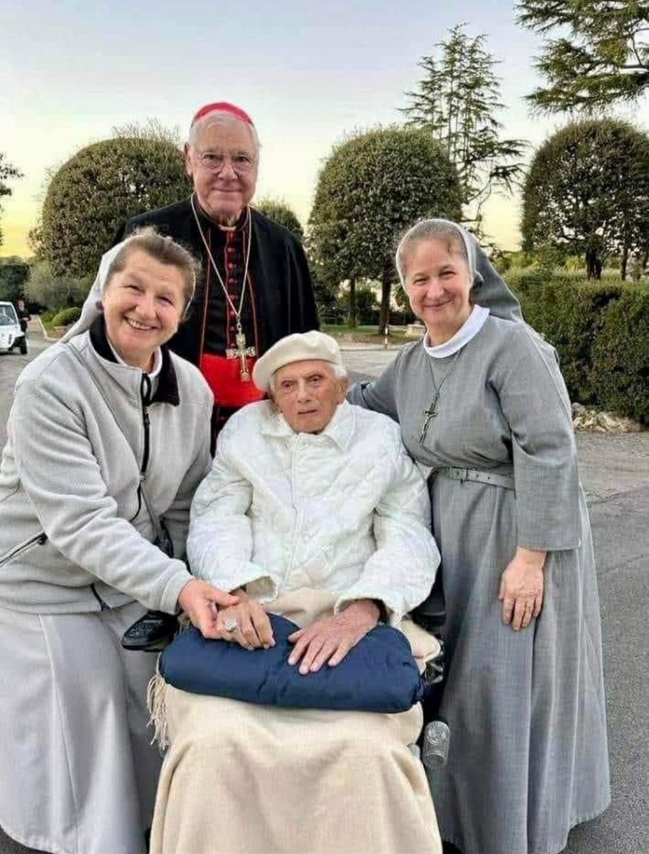 P_Jesus_Zaram's tweet photo. Vuela alto, Santo Padre. Hoy has desayunado junto a los Justos.
Cuida de todos nosotros desde el Cielo como lo hiciste en la tierra.
🙏🏽🕯✝️ https://t.co/CAhi9oiPeB