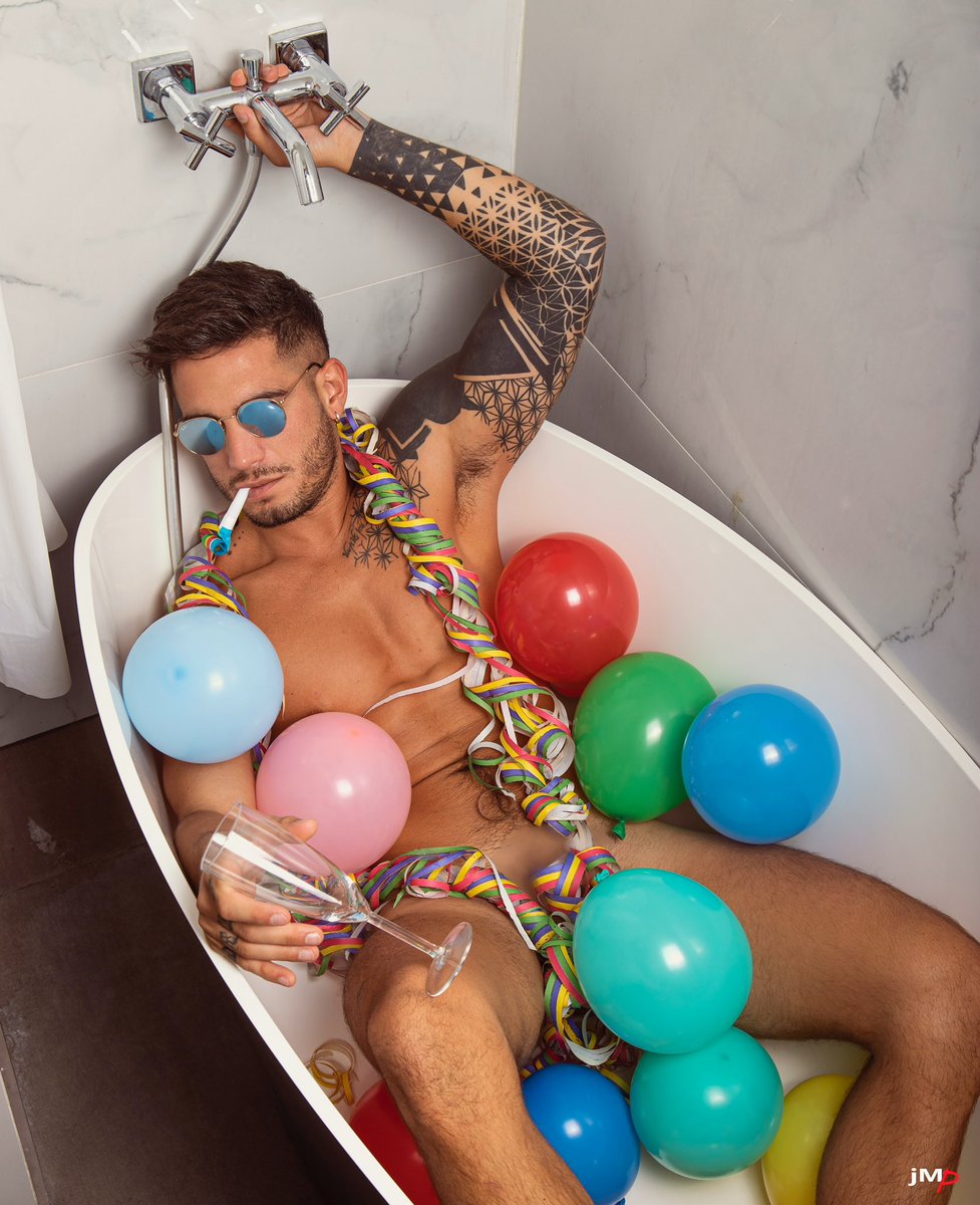 alex__ink's tweet photo. Bonne année🔥qu’elle soit hot🔥
Happy new year 🎈🎈🎈🎈🎈
👉🏻 https://t.co/27soKaNM8m 👈🏻
#2023NewYear #alexink https://t.co/d1cUydRTuD