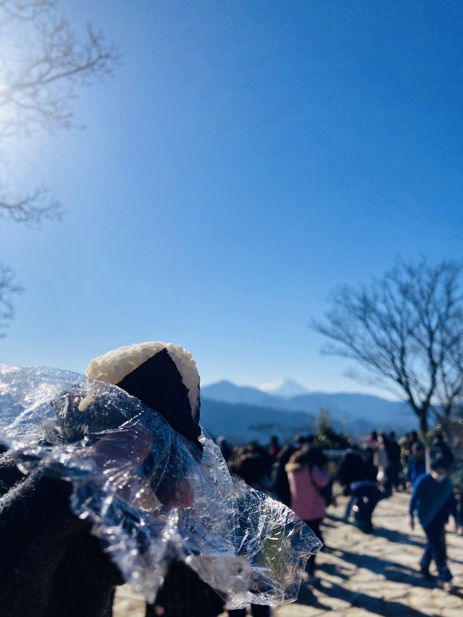 MatsuiRiyoko's tweet photo. 明けまして
おめでとうございます

新しい年を迎え、皆さまのご健康とご多幸をお祈り申し上げます。
穏やかな希望に溢れる年となりますように！

本年もどうぞよろしくお願い申し上げます。

元旦は、高尾山頂まで行きました。
エネルギーに満ち溢れていて気持ち良かった。 https://t.co/fg2SLPm3Io