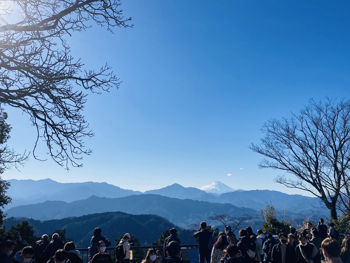 MatsuiRiyoko's tweet photo. 明けまして
おめでとうございます

新しい年を迎え、皆さまのご健康とご多幸をお祈り申し上げます。
穏やかな希望に溢れる年となりますように！

本年もどうぞよろしくお願い申し上げます。

元旦は、高尾山頂まで行きました。
エネルギーに満ち溢れていて気持ち良かった。 https://t.co/fg2SLPm3Io